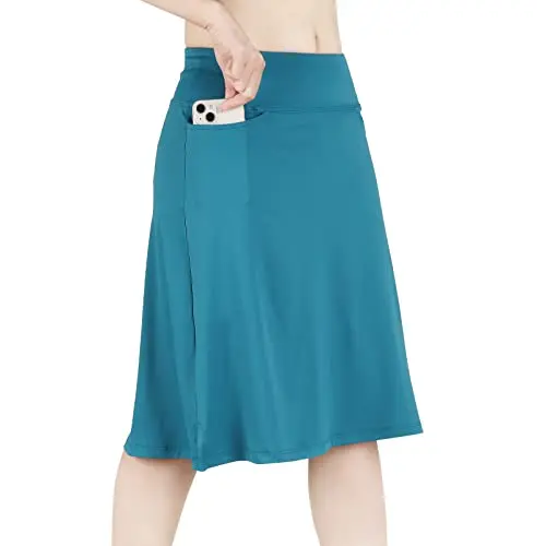 Green knee-length skort for women with two pockets, made of stretchy athletic fabric.